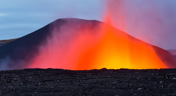 Prachtig Landschap Van Een Uitbarstende Vulkaan Met Lava Overdag — Stockfoto