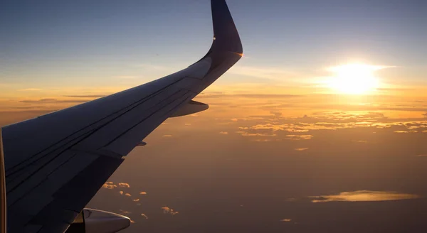 Krásný Výhled Letadla Vysoko Mracích Krásném Východu Slunce Záři — Stock fotografie