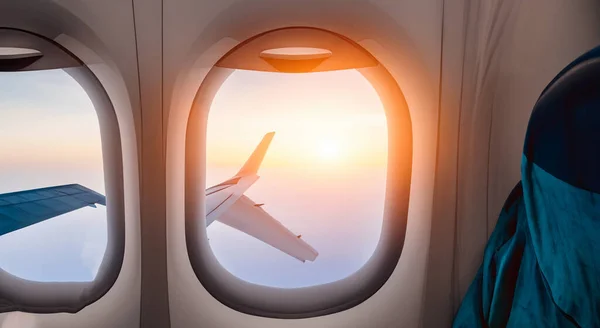 从高高在上的飞机上看到美丽的风景 在美丽的日出上 背景上闪烁着光芒 — 图库照片
