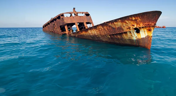 Barco Naufragado Oxidado Flotando Mar Durante Día —  Fotos de Stock