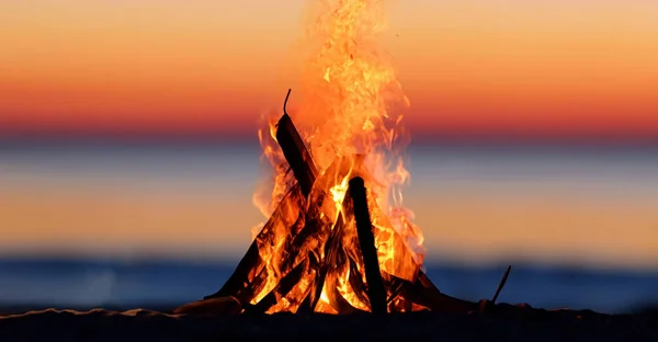 美丽的篝火在日落中间高清晰的高清海滩上 — 图库照片