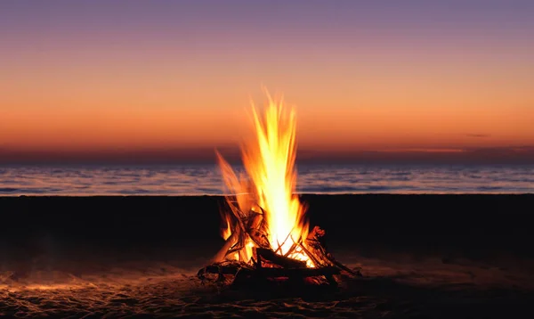 美丽的篝火在美丽的海滩前 天空美丽 高分辨率高清 — 图库照片