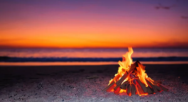 แคมป ไฟท สวยงามหน าหาดท สวยงามท องฟ สวยงาม — ภาพถ่ายสต็อก