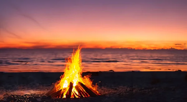 美丽的篝火 在美丽的海滩中央 美丽的日落 高分辨率 — 图库照片