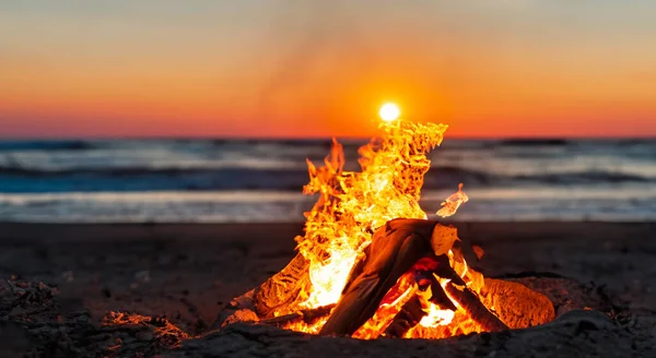 美丽的篝火在美丽的海滩中央 夕阳西下 — 图库照片