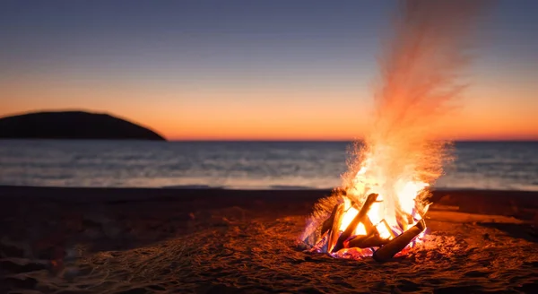 美丽的篝火在美丽的海滩中间 夕阳西下 — 图库照片