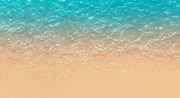 Vista Aérea Uma Bela Praia Com Areia Mar Dia Alta — Fotografia de Stock