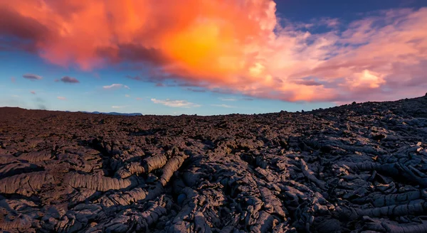 용암은 아름다운 석양에 로변하였다 — 스톡 사진