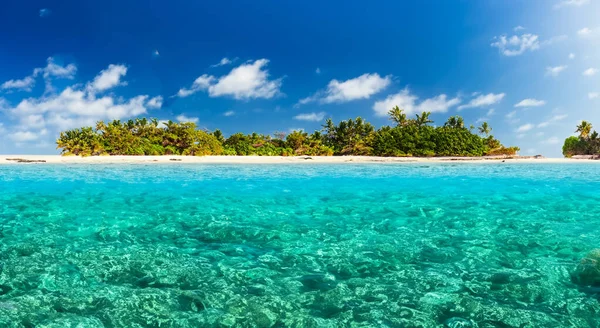 高解像度とシャープネスHdで透明な水で海の下の島の美しい景色 — ストック写真