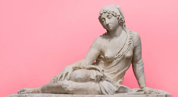 Красивая Гипсовая Скульптура Розовом Фоне Высоком Разрешении — стоковое фото