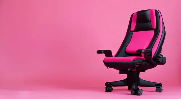 ピンクの背景の女性のための美しいピンクのゲーマー椅子 — ストック写真