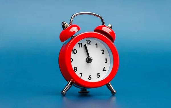 Hermoso Reloj Despertador Rojo Estilo Clásico —  Fotos de Stock