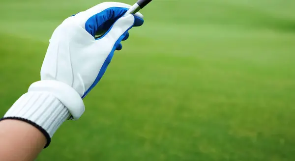 手里拿着高尔夫球手套的人在高尔夫球场上打高尔夫 — 图库照片