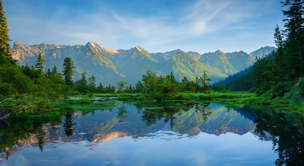 Panorama Hermoso Paisaje Con Lago Montañas Fondo —  Fotos de Stock