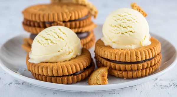Вкусное Печенье Салфетке Прилавке Мороженым — стоковое фото