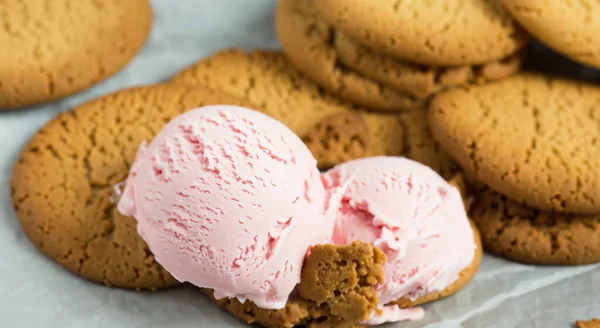 Delicious Cookies Strawberry Ice Cream Counter — Stock Photo, Image