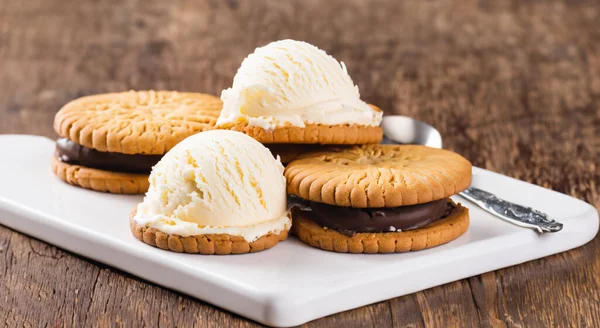 Вкусное Печенье Покрытое Ванильным Мороженым — стоковое фото