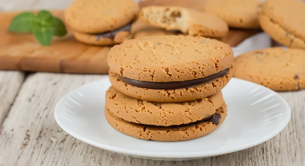 Läckra Chocolate Chip Cookies Covered Med Hemlagad Glass Platta Hög — Stockfoto