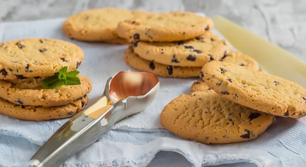 Delicious Vanilla Filled Chocolate Chip Cookies Tray Good Lighting High — Stock Photo, Image
