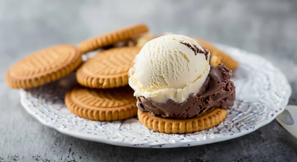 Вкусные Печенье Брызгами Покрытые Ванильным Мороженым Столе Высоком Разрешении Резкости — стоковое фото