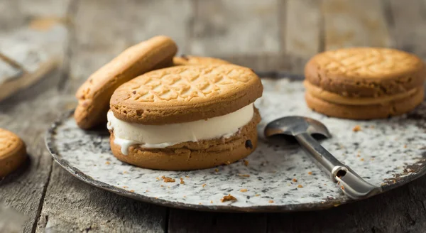 Delicious Chip Cookies Topped Vanilla Ice Cream Counter — Stock Photo, Image