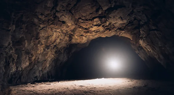 Bela Caverna Escondida Com Raios Sol Refletidos Com Boa Iluminação Imagem De Stock