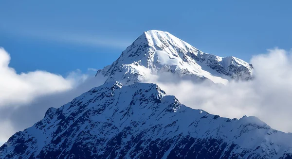 Erstaunliche Landschaft Eines Schneebedeckten Berggipfels Mit Einem Schönen Blauen Himmel — Stockfoto