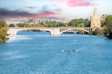 Torre del Oro ve Sevilla 'daki Guadalquivir nehri.