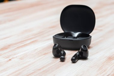 Badajoz, İspanya, Salı. 18 Temmuz 2023. Xiaomi Havayolları tahtadan bir yüzey üzerinde 4 adet ışıklı kulaklık.