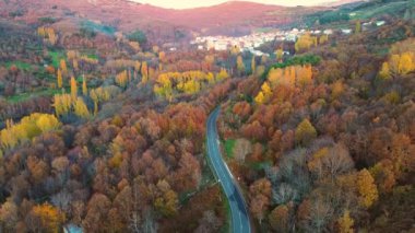 La Garganta adlı köyün insansız hava aracı görüntüsü ve Cceres, Extremadura, İspanya 'daki manzaraları.