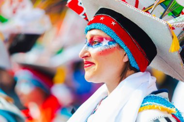 Badajoz, İspanya, Pazar. 13 Şubat 2024. Badajoz sokaklarında karnaval geçidi