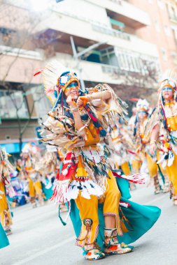 Badajoz, İspanya, Pazar. 13 Şubat 2024. Badajoz sokaklarında karnaval geçidi