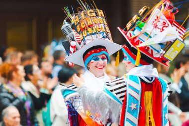 Badajoz, İspanya, Pazar. 13 Şubat 2024. Badajoz sokaklarında karnaval geçidi