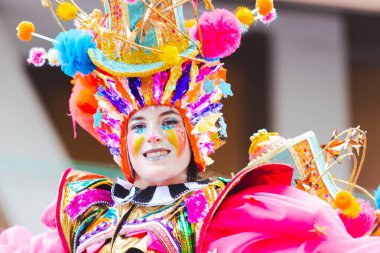 Badajoz, İspanya, Pazar. 13 Şubat 2024. Badajoz sokaklarında karnaval geçidi