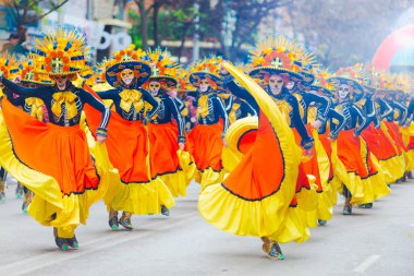 Badajoz, İspanya, Pazar. 13 Şubat 2024. Badajoz sokaklarında karnaval geçidi