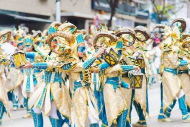 Badajoz, İspanya, Pazar. 13 Şubat 2024. Badajoz sokaklarında karnaval geçidi