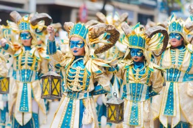 Badajoz, İspanya, Pazar. 13 Şubat 2024. Badajoz sokaklarında karnaval geçidi