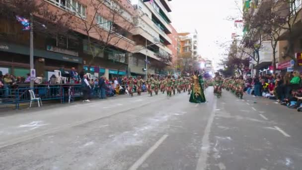 西班牙巴达荷斯 2024年2月13日经过Badajoz大街的狂欢节游行 — 图库视频影像