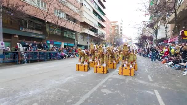 Badajoz スペイン 日曜日 2024年2月13日 バダホスの通りを通るカーニバルパレード — ストック動画