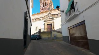 Jerez de los Caballeros 'taki San Bartolome Meydanı ve San Bartolom Kilisesi