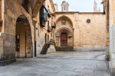 Plaza del Corrillo, Salamanca 'daki Plaza Mayor' un yanında yer alan canlı bir meydandır..