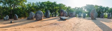 Portekiz şehri Evora yakınlarında Cromlech dos Almendres