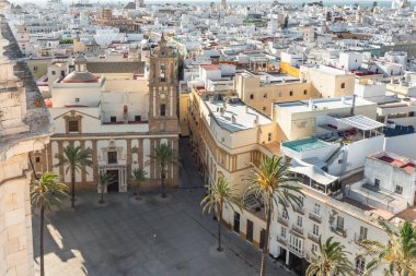 Cadiz 'deki Santiago Kilisesi Cadiz, Endülüs, İspanya' daki Katedral Meydanı 'nda yer almaktadır.