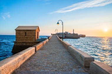 San Sebastin Kalesi manzarası ve Endülüs Cadiz 'deki taş köprü..