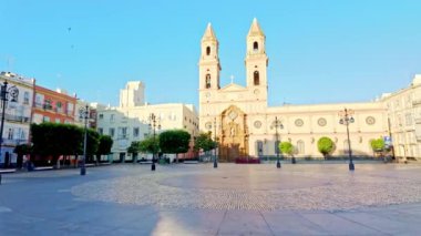 San Antonio de Padua Kilisesi ve Cadiz 'deki San Antonio Meydanı.