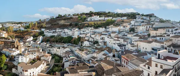 Setenil de las Bodegas 'ın panoramik manzarası, Cadiz, Endülüs, İspanya