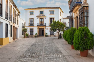 Ronda, İspanya - Eylül 2024: Ronda köyünün sokaklarından mimarlık, Endülüs, İspanya.