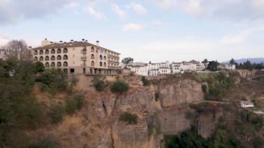 Antik İspanya 'nın Endülüs, Ronda kentindeki uçurumun kenarına inşa edilmiş evlerin panoramik görüntüsü.