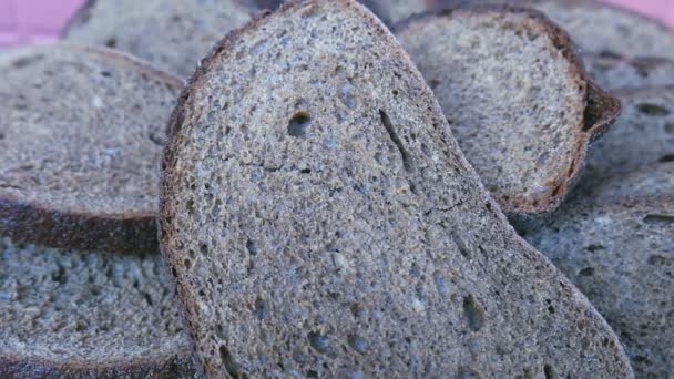 パンバスケットには古いパンがたくさん入っています 食品ロスと食品廃棄物 余分なパンをこぼした — ストック動画