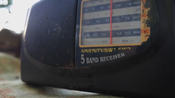 Ein Oldtimer Radio Wird Durch Drehen Zifferblatt Gestimmt Suche Nach — Stockvideo